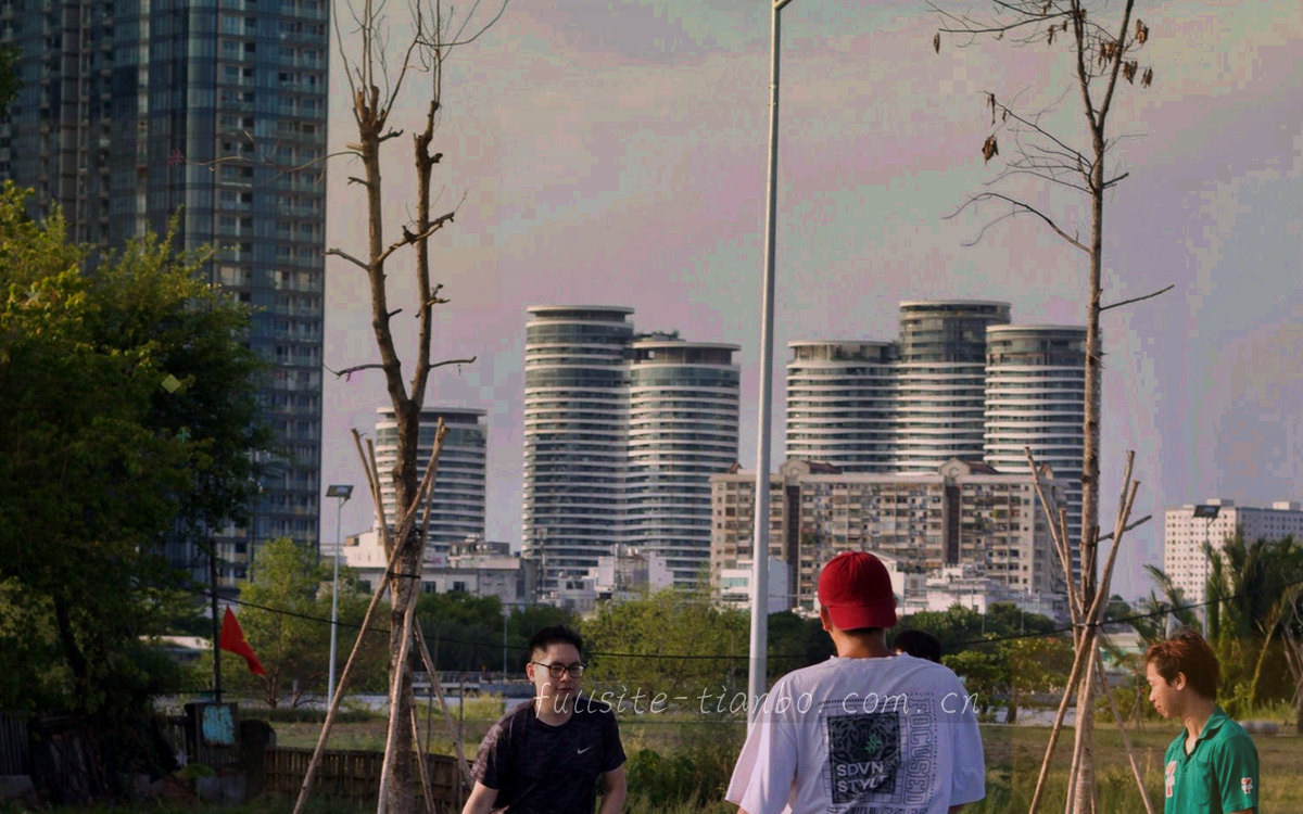 打印出的轮次明细表局部特写，铅笔勾画与便签叠压在表格线与数字列上